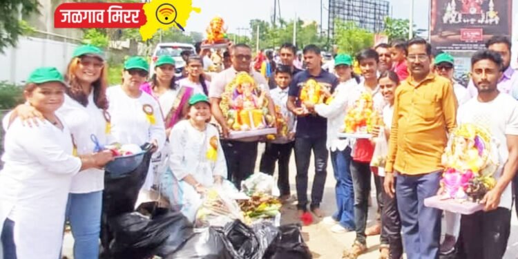 नारीशक्तीचा पुढाकार : जळगावातील गणेशघाटावर केले निर्माल्य संकलन !