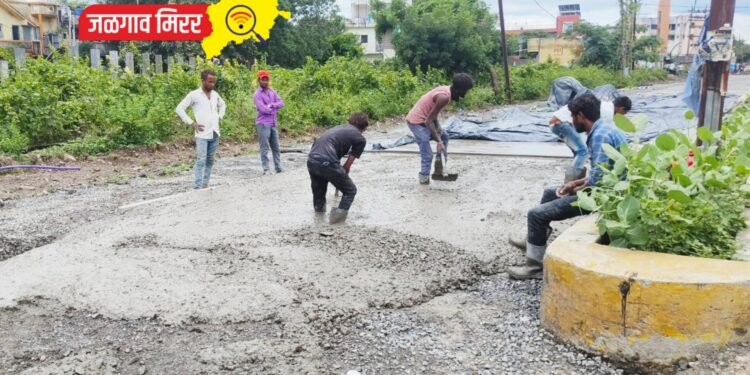 भरपावसात सुरू आहे जळगावातील रस्त्यांचे विकासकामे