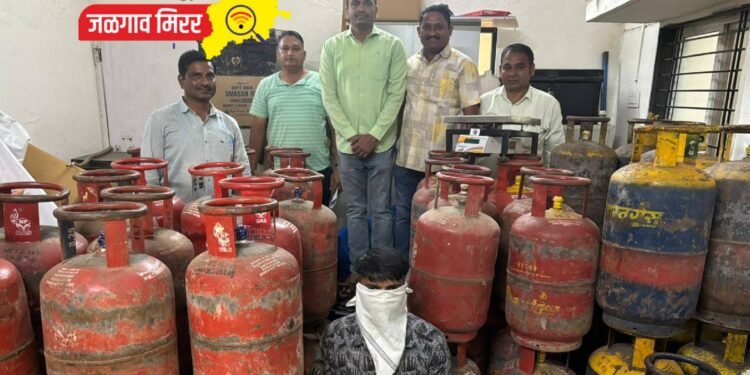 एलसीबीची मोठी कारवाई : ७३ गॅस सिलेंडरसह रोकड जप्त !