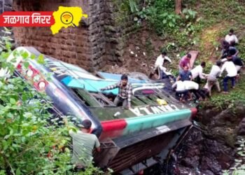 अपघाताची मालिका थांबेना : बस पुलावरून कोसळली : ४ ठार तर ३० गंभीर जखमी
