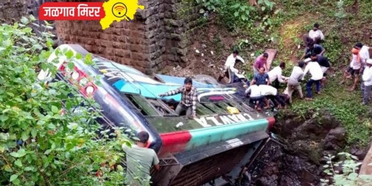 अपघाताची मालिका थांबेना : बस पुलावरून कोसळली : ४ ठार तर ३० गंभीर जखमी