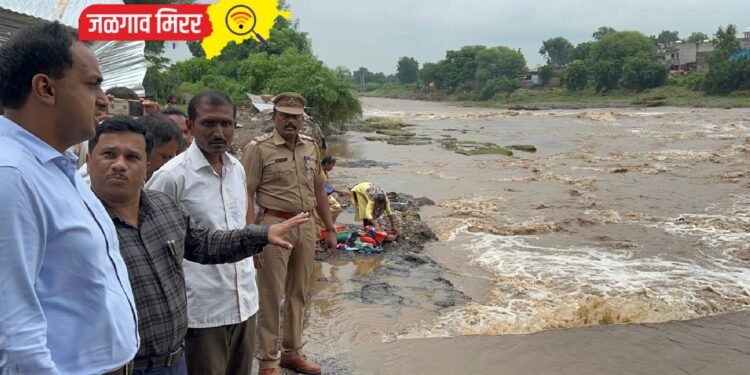वाघूर नदीला पूर ; जिल्हाधिकारी यांची बाधित गावांना भेट, सतर्कता बाळगण्याचे केले आवाहन