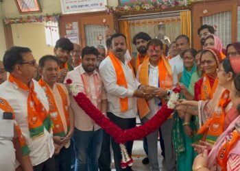 “राजूभाऊ, आता माह्या घरी येशीन तर लाल दिव्याच्या गाडीतच येजो रे भौ…”