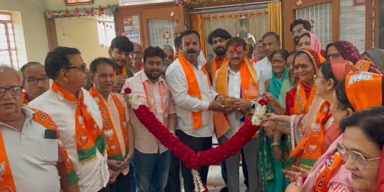 “राजूभाऊ, आता माह्या घरी येशीन तर लाल दिव्याच्या गाडीतच येजो रे भौ…”