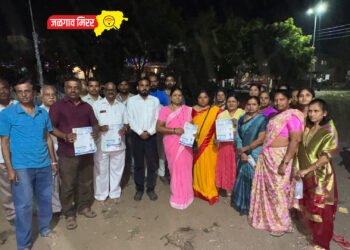 जनतेला पत्रक देऊन केला ललित घोगले यांनी प्रचार !