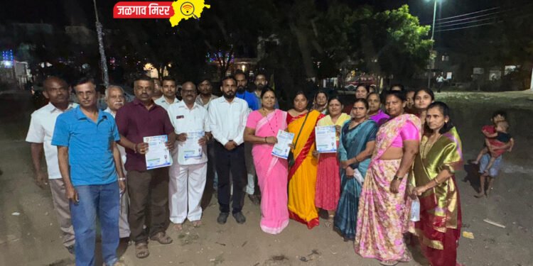 जनतेला पत्रक देऊन केला ललित घोगले यांनी प्रचार !