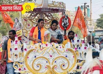 जळगावकरांना अप्रूप : बग्गीतून निघाली जयश्री महाजन यांची प्रचारफेरी !