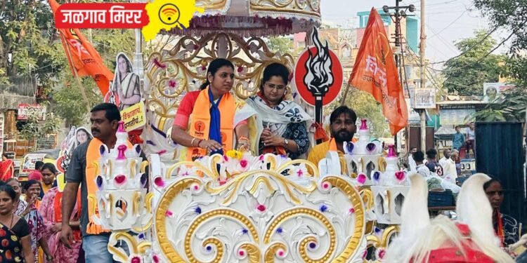 जळगावकरांना अप्रूप : बग्गीतून निघाली जयश्री महाजन यांची प्रचारफेरी !