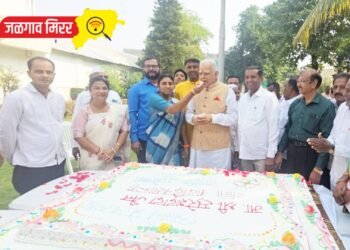 माजी मंत्री सुरेशदादा जैन यांच्या वाढदिवसानिमित्त केक कापून साजरा !