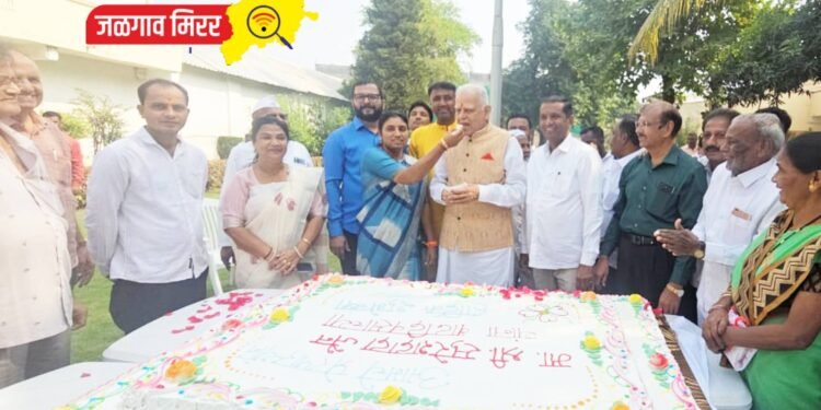 माजी मंत्री सुरेशदादा जैन यांच्या वाढदिवसानिमित्त केक कापून साजरा !