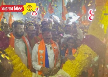 चाहत्यांचे निस्सीम प्रेम, आ. राजूमामांना चक्क जेसीबीने घातला भव्य पुष्पहार अन् केली पुष्पवृष्टी..!