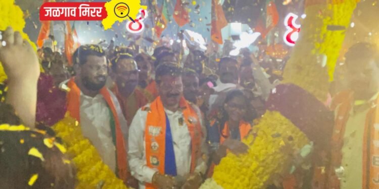 चाहत्यांचे निस्सीम प्रेम, आ. राजूमामांना चक्क जेसीबीने घातला भव्य पुष्पहार अन् केली पुष्पवृष्टी..!