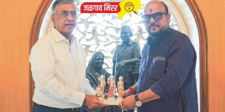 नामदार गुलाबरावांनी घेतले उद्योगपती अशोकभाऊंचे आशीर्वाद