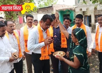 लाडक्या बहिणींनी रांगोळ्या काढून केले अमोल पाटलांचे जंगी स्वागत !