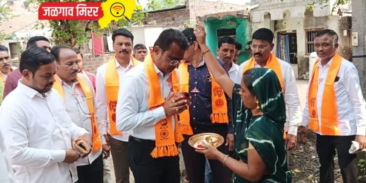 लाडक्या बहिणींनी रांगोळ्या काढून केले अमोल पाटलांचे जंगी स्वागत !