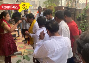 जनतेच्या आश्वासने डॉ.अश्विन सोनवणे भारावून : ज्येष्ठांनी दिले आशीर्वाद !