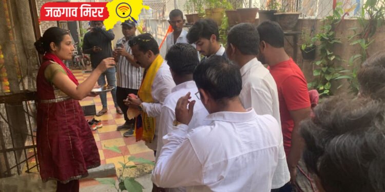 जनतेच्या आश्वासने डॉ.अश्विन सोनवणे भारावून : ज्येष्ठांनी दिले आशीर्वाद !