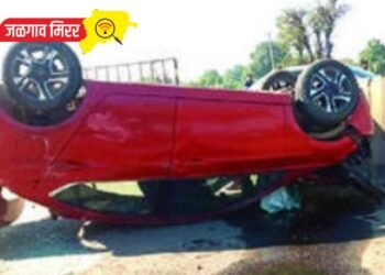 पहाटेच्या सुमारास महामार्गाजवळ चारचाकी उलटली