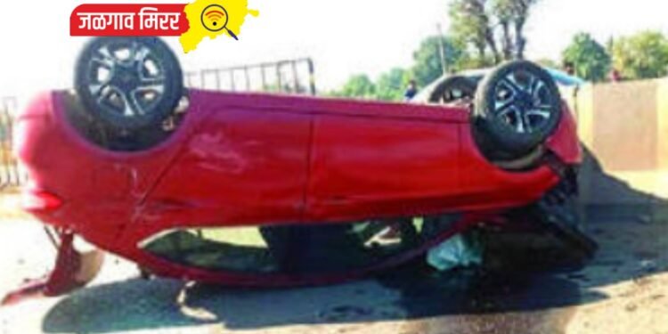 पहाटेच्या सुमारास महामार्गाजवळ चारचाकी उलटली