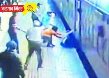 जळगाव रेल्वे स्थानकावर ट्रॅकमॅनच्या सतर्कतेमुळे प्रवाशाचे वाचले प्राण