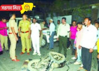 दुचाकीस्वार पोलिसांच्या वाहनावर धडकले : दोन तरुण गंभीर !