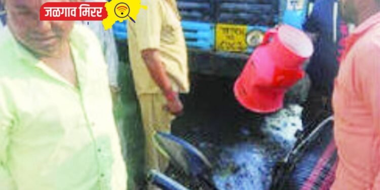 बसची दुचाकीला धडक; पाऊणतास वाहतूक कोंडी