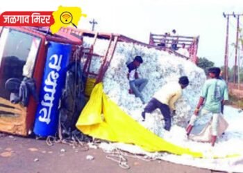 कापसाने भरलेला ट्रक डिव्हायडरला धडक देऊन उलटला