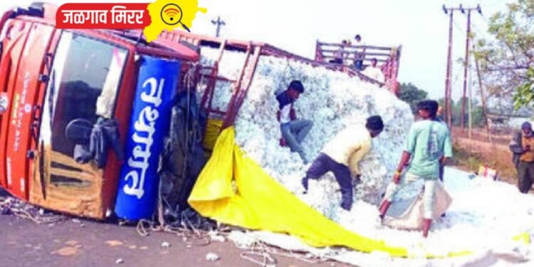 कापसाने भरलेला ट्रक डिव्हायडरला धडक देऊन उलटला