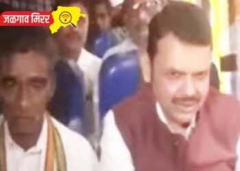 मुख्यमंत्री फडणवीसांनी केला एसटीमध्ये बसून गावकऱ्यांसोबत प्रवास !