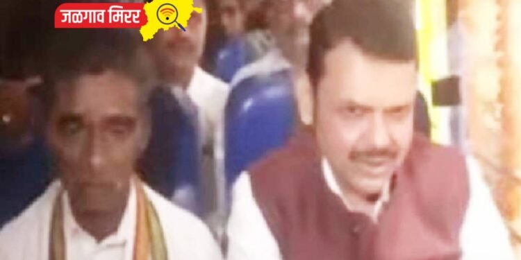 मुख्यमंत्री फडणवीसांनी केला एसटीमध्ये बसून गावकऱ्यांसोबत प्रवास !