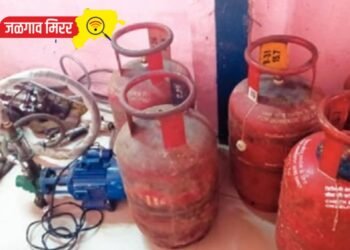 भुसावळात मोठा अनर्थ टळला : गॅसकिट दुरुस्ती करताना भडका, चारचाकी पेटली !