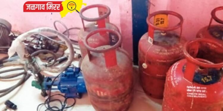 भुसावळात मोठा अनर्थ टळला : गॅसकिट दुरुस्ती करताना भडका, चारचाकी पेटली !