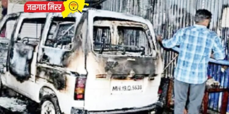 भुसावळात मोठा अनर्थ टळला : गॅसकिट दुरुस्ती करताना भडका, चारचाकी पेटली !