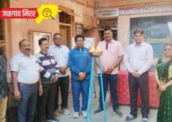 भुसावळात मोठा अनर्थ टळला : गॅसकिट दुरुस्ती करताना भडका, चारचाकी पेटली !