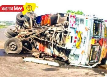 कांदा घेऊन जाणारा ट्रक महामार्गावर उलटला !