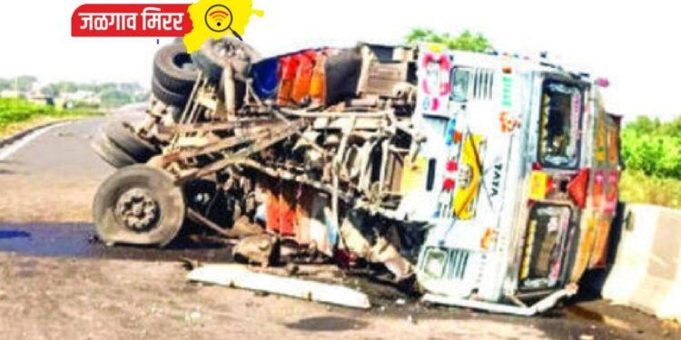 कांदा घेऊन जाणारा ट्रक महामार्गावर उलटला !