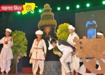 जळगावातील शानभाग विद्यालयातर्फे तुका झालासे कळस महानाट्याचे सादरीकरण