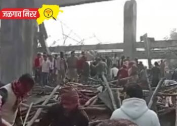 बापरे : रेल्वे स्थानकाचे छत कोसळले तर २५ पेक्षा अधिकजण अडकल्याची भिती !