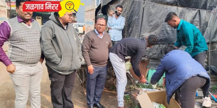 प्रशासनाची धडक कारवाई : जळगावात दुध व दुग्धजन्य अन्नपदार्थाचा मुदतबाहय साठा नष्ट !