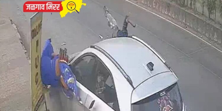 चारचाकीचा कहर सीसीटीव्हीमध्ये कैद : कारची महिलेसह दोघांना धडक !