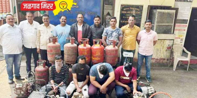 जळगावात गॅस सिलींडरमधून वाहनामध्ये गॅस रिफिलींग करणाऱ्यांवर छापा !