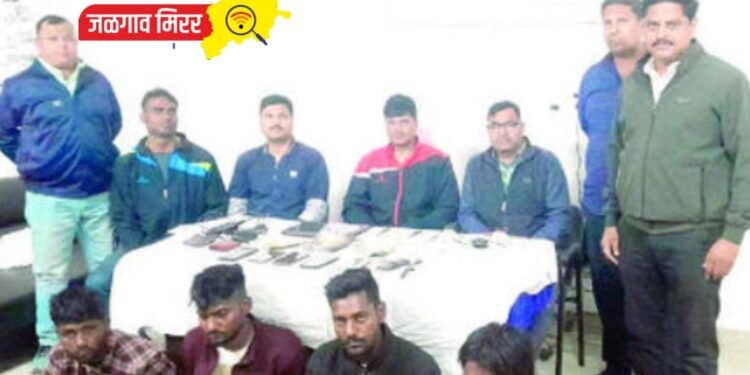 रेल्वेत मोठ्या चोऱ्या करणारी टोळी अटकेत !