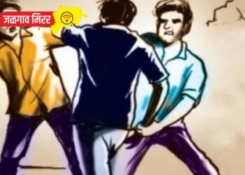 चक्क रिक्षात बसून शिक्षिकेने पुरवल्या कॉप्या !