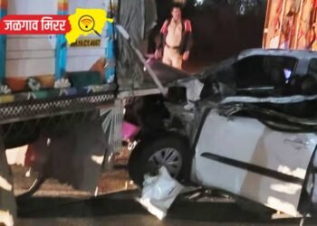 चारचाकीचा भीषण अपघात : पतीसमोरच पत्नी ठार तर तीन मुले गंभीर !