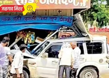 भरधाव चारचाकी दुकानात शिरली : तीन ते चार जणांना चिरडले !