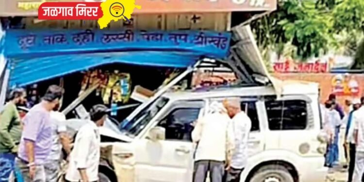 भरधाव चारचाकी दुकानात शिरली : तीन ते चार जणांना चिरडले !