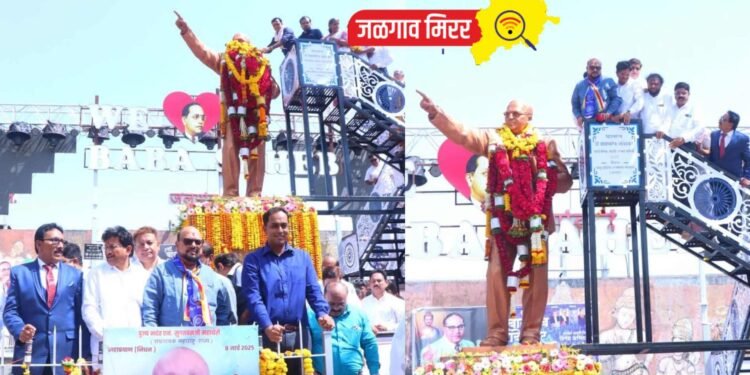 पालकमंत्री गुलाबराव पाटील यांच्याहस्ते डॉ. बाबासाहेब आंबेडकर यांना अभिवादन