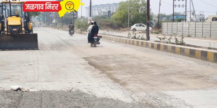 ‘जळगाव मिरर’वृत्ताची दखल : अधिकाऱ्यांच्या आदेशाने ठेकेदाराने रस्त्याला लावला ‘मलम’!