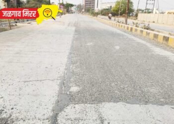 जळगावातील ‘ठेकेदाराने बनविला उत्तम रस्ता’ : एकाच महिन्यात मटेरीयल आले बाहेर !