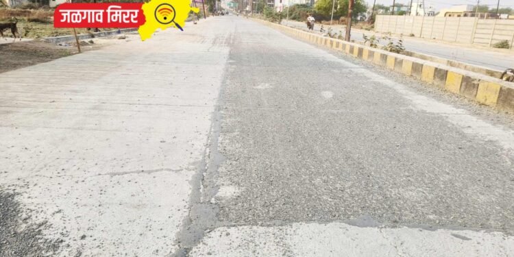 जळगावातील ‘ठेकेदाराने बनविला उत्तम रस्ता’ : एकाच महिन्यात मटेरीयल आले बाहेर !